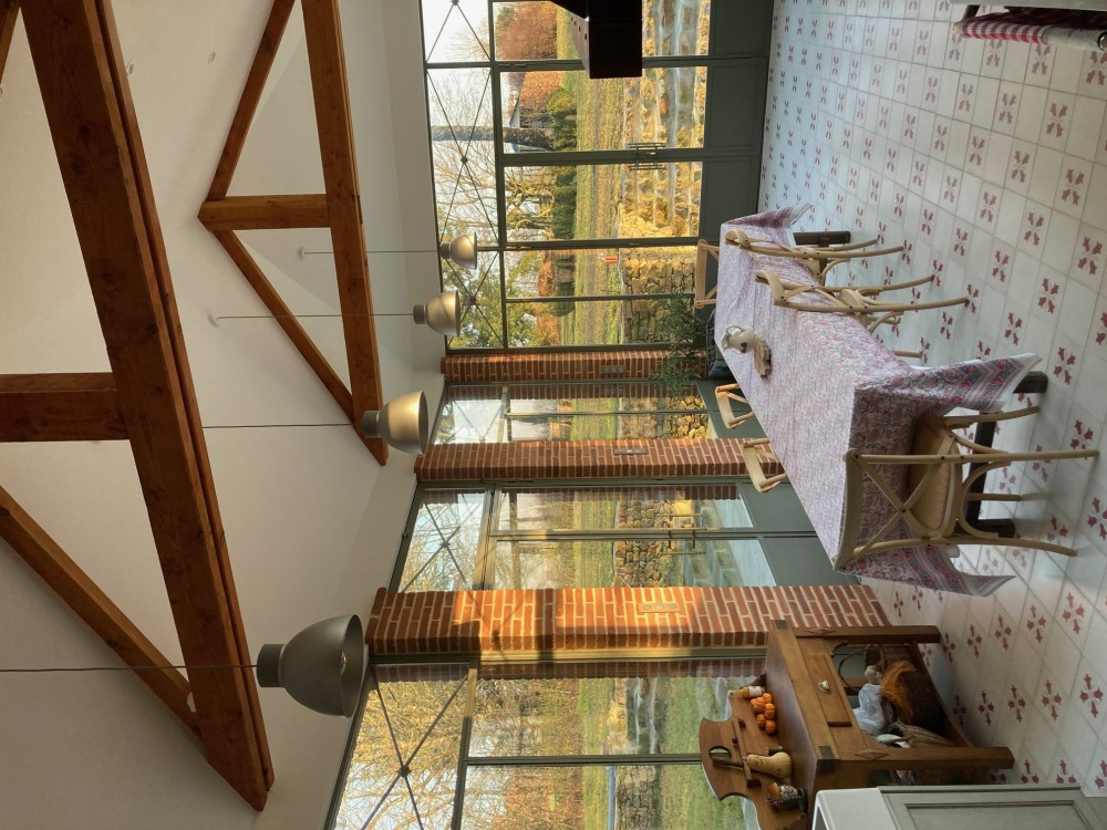 Espace intérieur ouvert sur jardin, réalisé par L’Atelier d’Alexandre avec double vitrage isolant