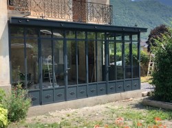 Une véranda sur mesure en acier à Luchon : élégance et confort face aux sommets enneigés