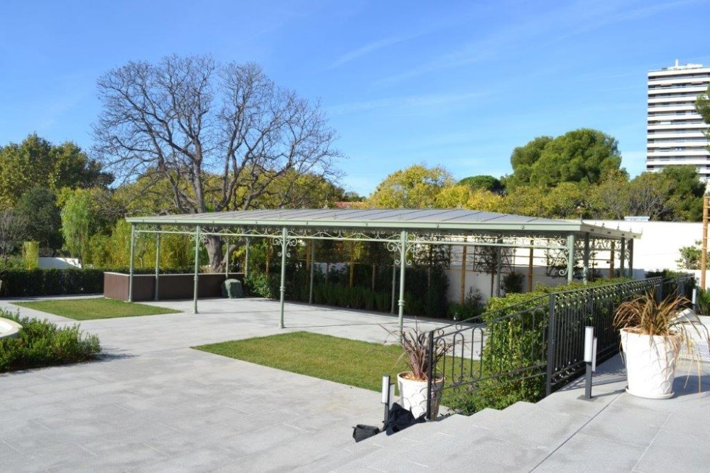 UN ENSEMBLE ARCHITECTURAL SUR MESURE, ADAPTÉ AU CLIMAT MÉDITERRANÉEN