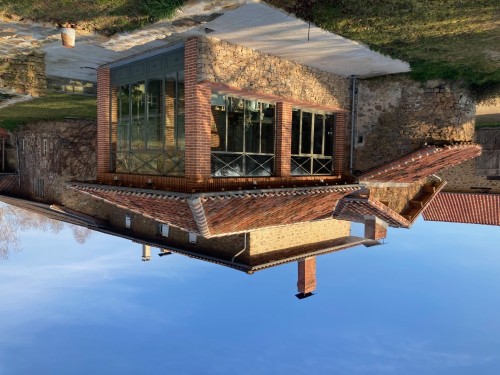 UNE FAÇADE VITRÉE SUR MESURE EN ACIER, HARMONIE PARFAITE AVEC UNE BÂTISSE EN BRIQUETTES