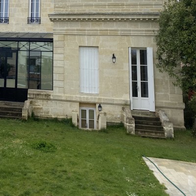 UN PROJET DE CARACTÈRE : VÉRANDA TRADITIONNELLE EN ACIER SUR UNE MAISON DE MAÎTRE