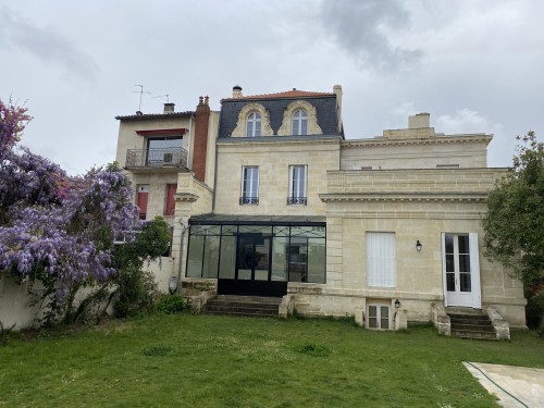 UN PROJET DE CARACTÈRE : VÉRANDA TRADITIONNELLE EN ACIER SUR UNE MAISON DE MAÎTRE